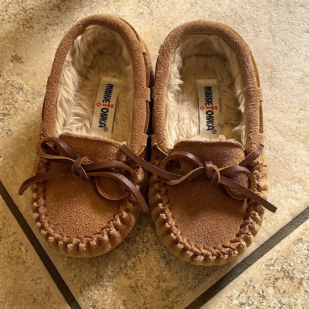 Minnetonka Suede Cassie Slipper Unisex, size 6